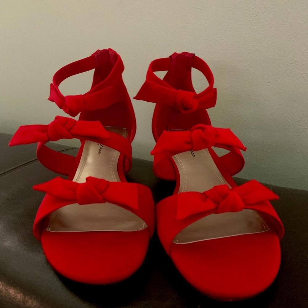 Red Anklet Sandals w Pretty Red Bows. Brand New.